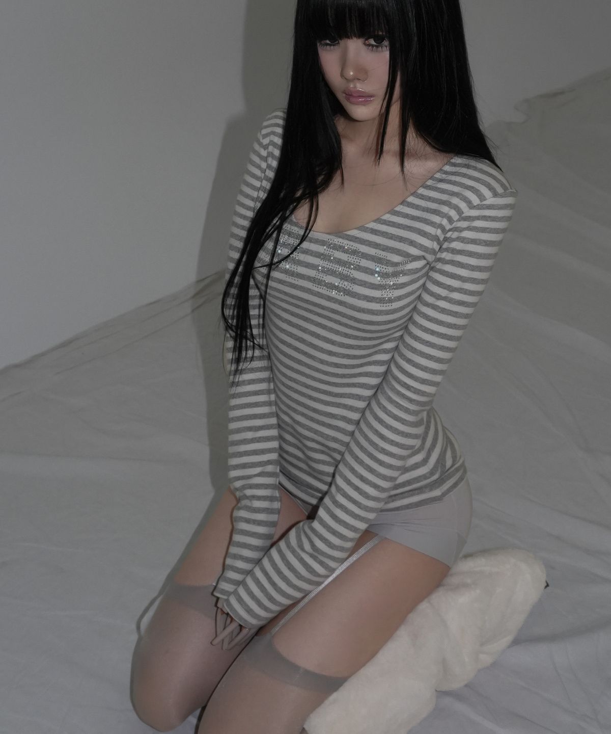 아야즈앤세이(AYASNSEY) JUBE STRIPE V-NECK SLIM TOP (GRAY)