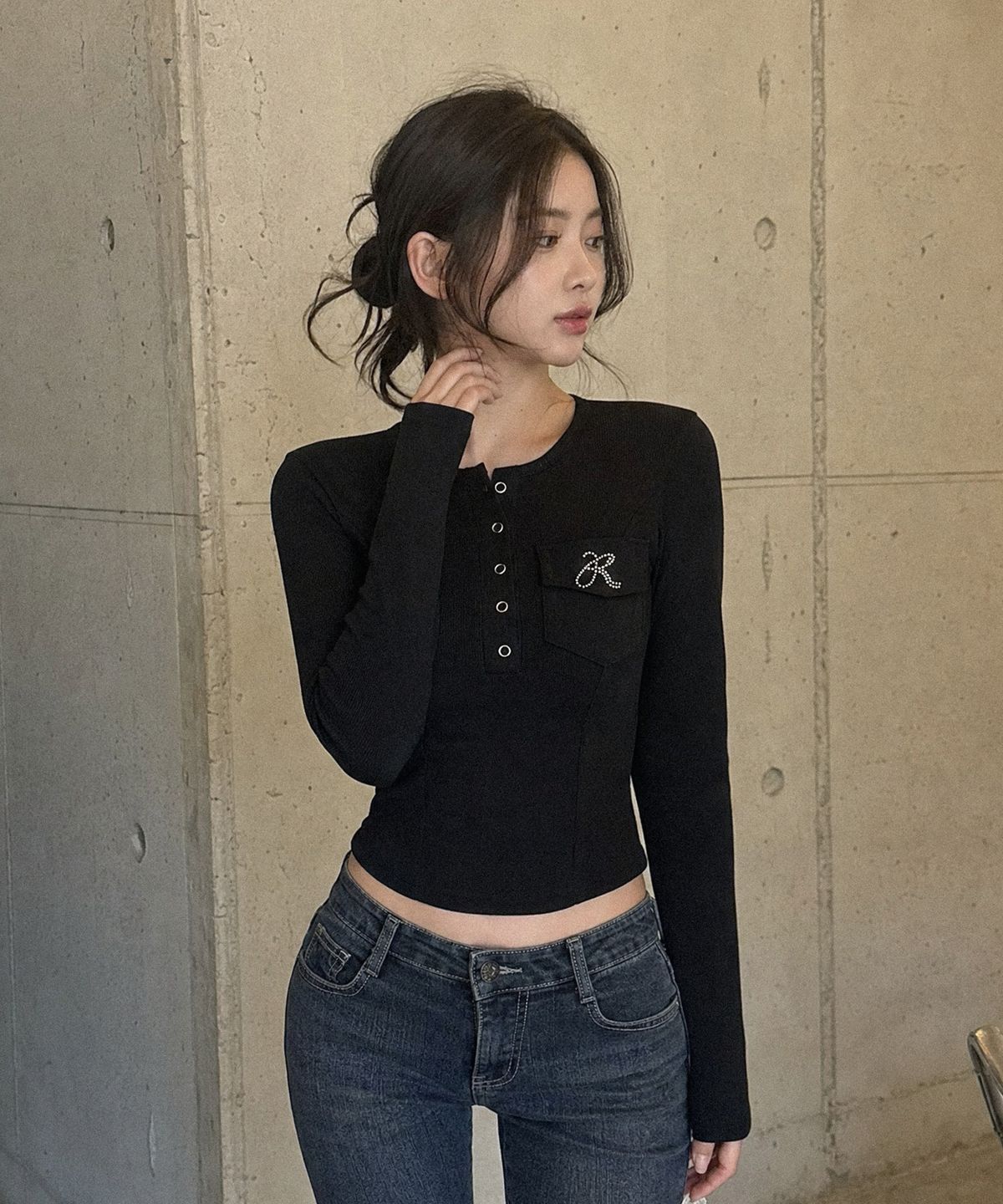 루루심(RURUSIM) 스냅 포켓 포인트 웨이스트 라인 티셔츠 블랙