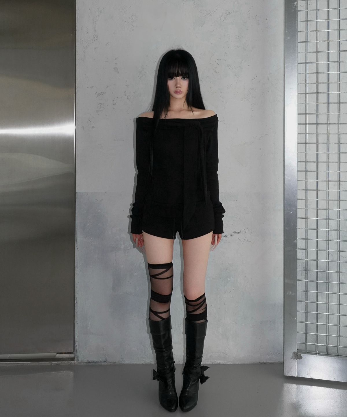 아야즈앤세이(AYASNSEY) BOWIEE OFF-SHOULDER STRAP SLIM TOP (BLACK)