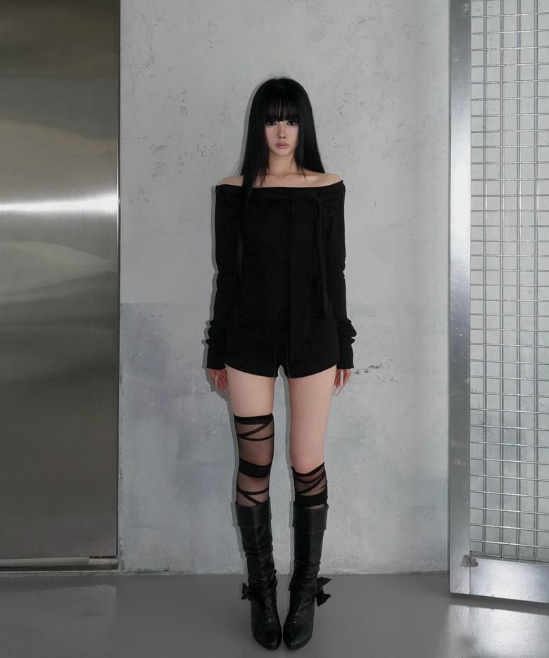 BOWIEE OFF-SHOULDER STRAP SLIM TOP (BLACK)