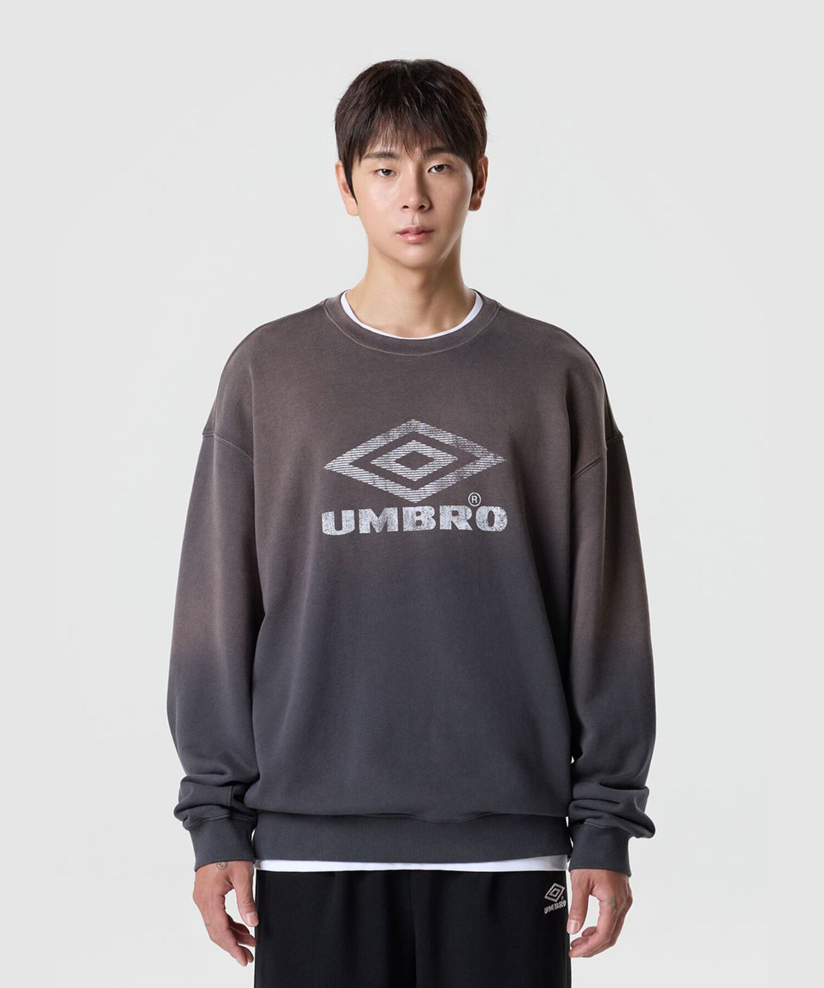 엄브로(UMBRO) 크리스피 타슬란 맨투맨 챠콜 UR324CFS91