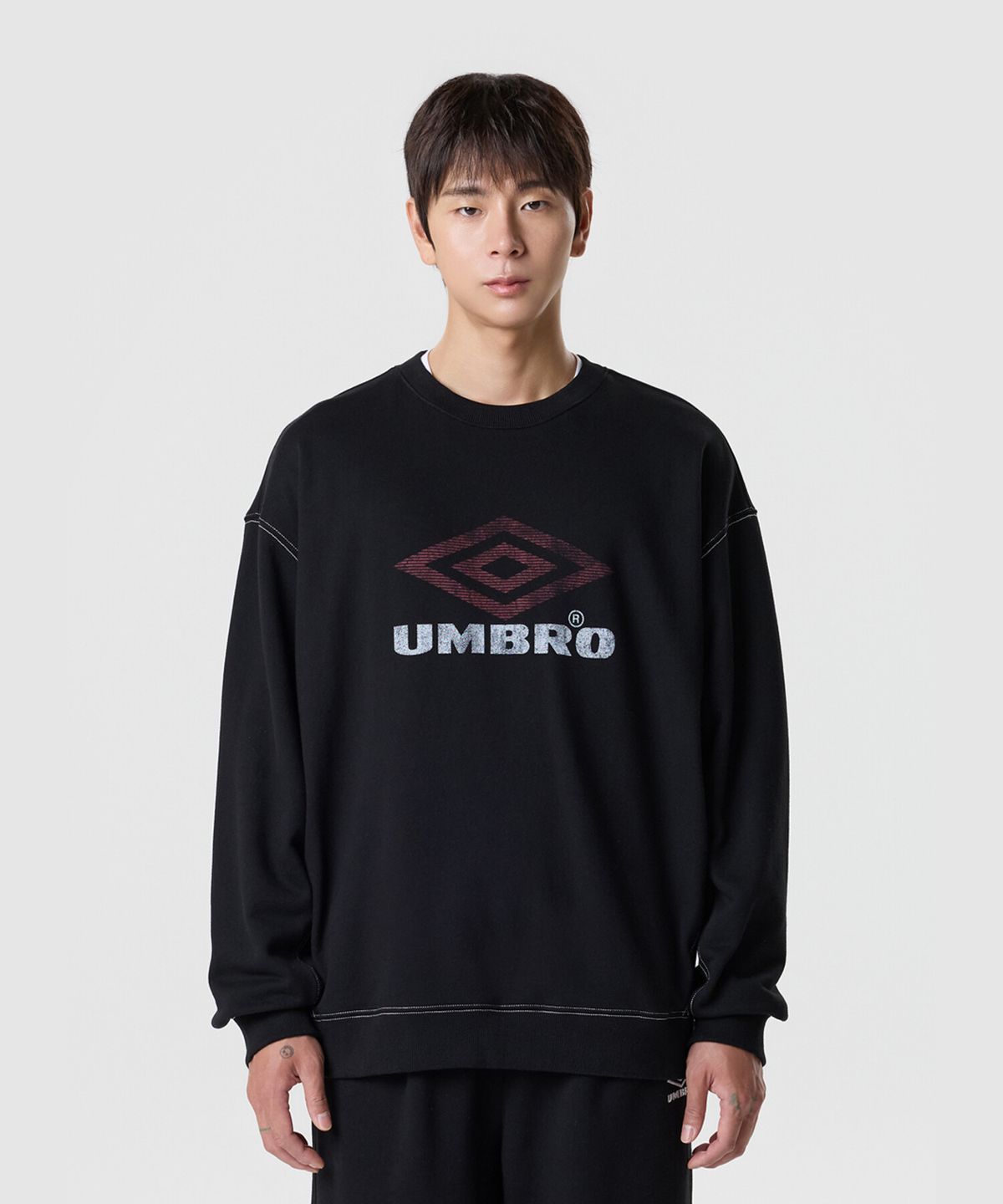 엄브로(UMBRO) 크리스피 타슬란 맨투맨 블랙 UR324CFS91