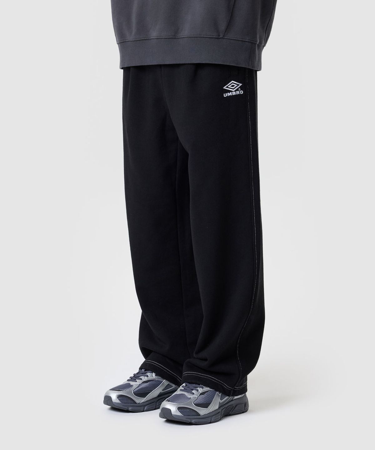 엄브로(UMBRO) 크리스피 타슬란 조거 & 와이드 2WAY 스웨트 팬츠 블랙 UR323CFP91