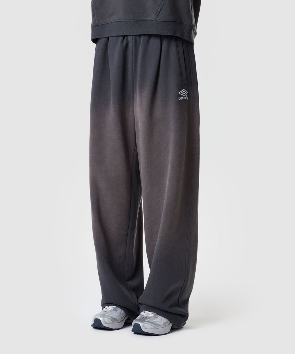 엄브로(UMBRO) 크리스피 타슬란 조거 & 와이드 2WAY 스웨트 팬츠 챠콜 UR323CFP91
