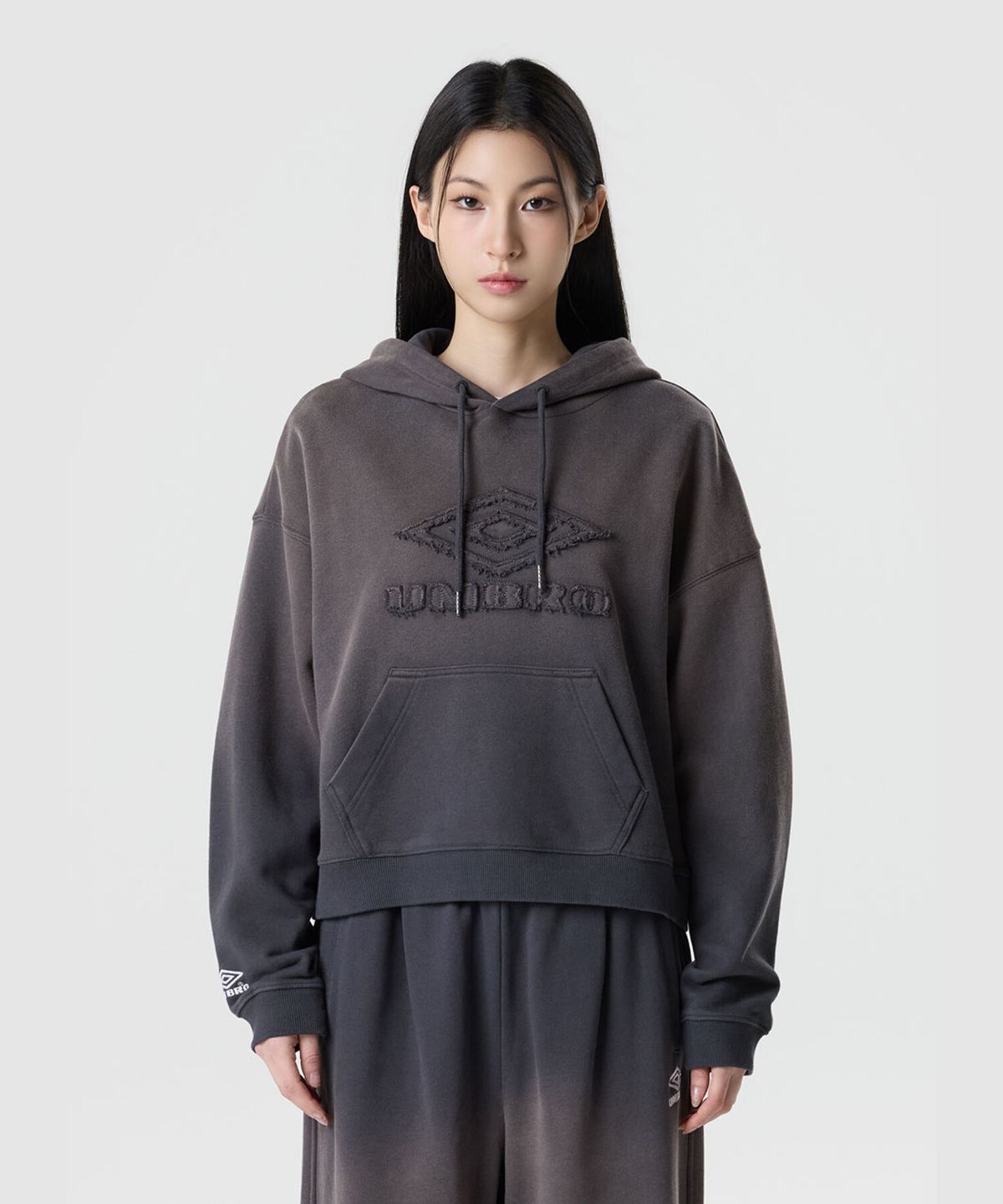 엄브로(UMBRO) 크리스피 타슬란 워싱 후드 티셔츠 챠콜 UR324CHD91