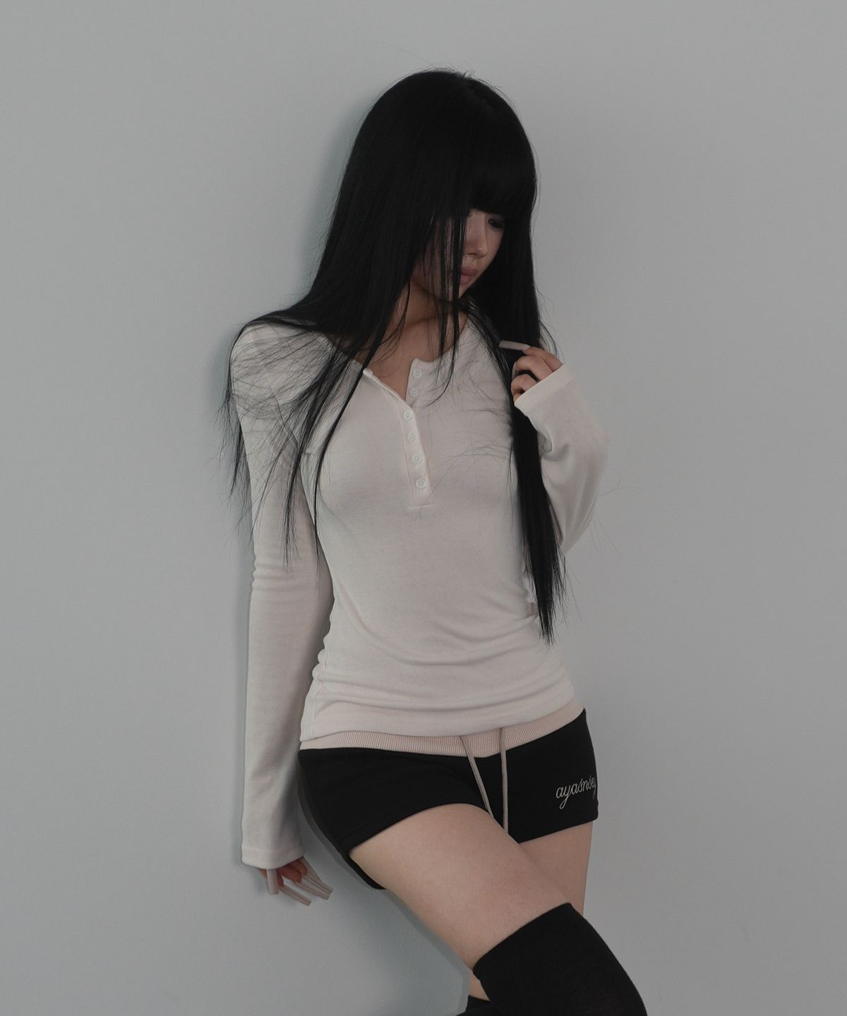 아야즈앤세이(AYASNSEY) MIO HENLEY NECK SLIM TOP (PEACH)