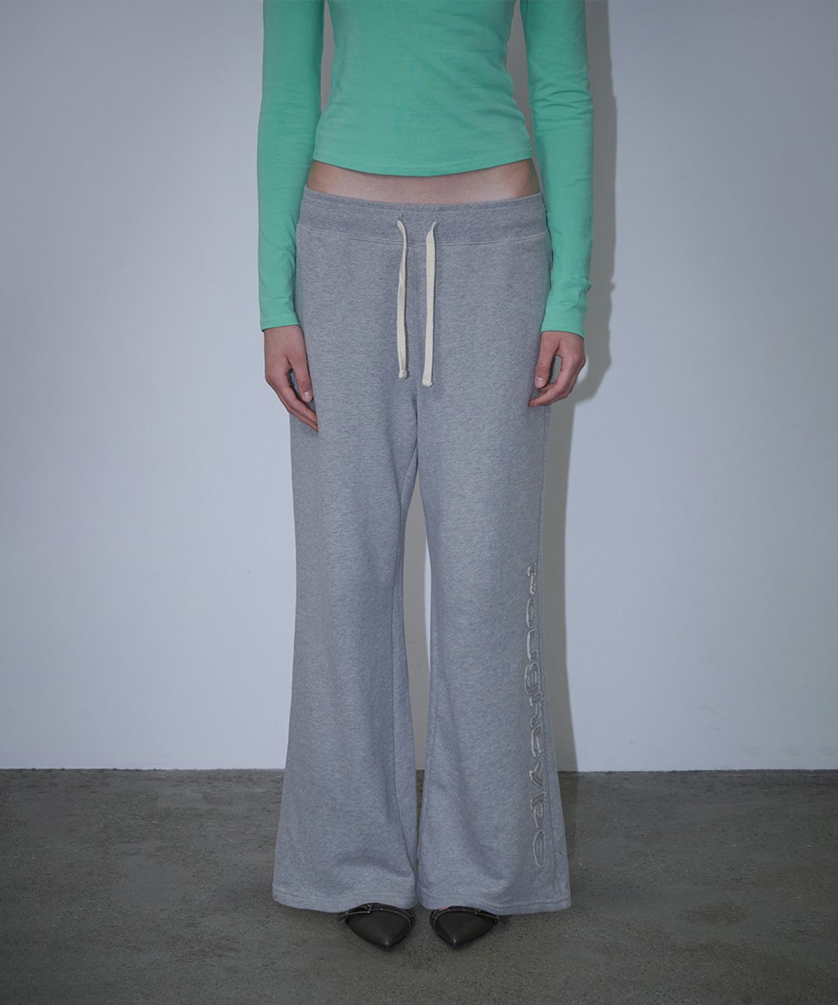 로타입(ROUGHTYPE) Slim Fit Applique Sweatpants - Gray