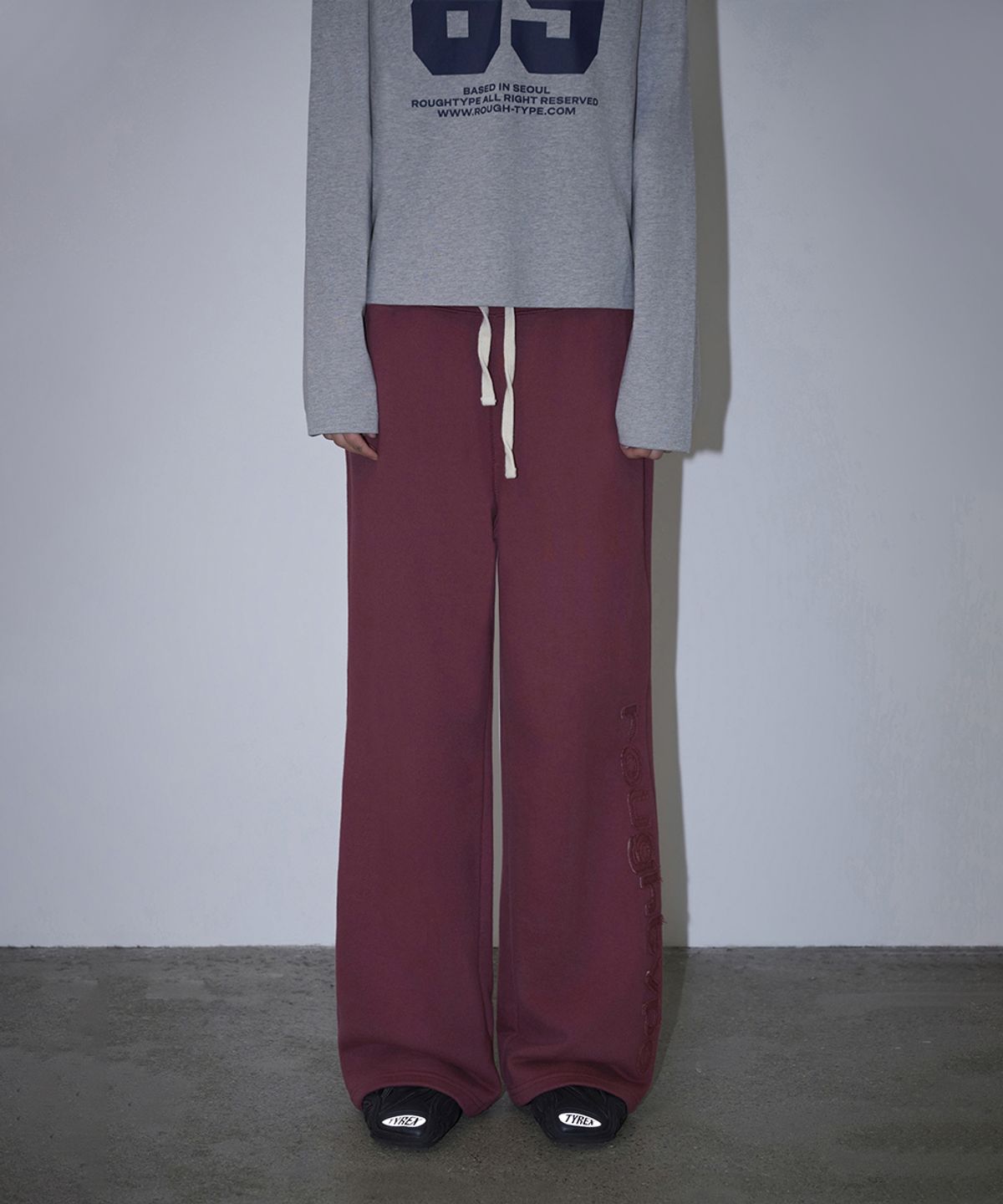 로타입(ROUGHTYPE) Slim Fit Applique Sweatpants - Burgundy