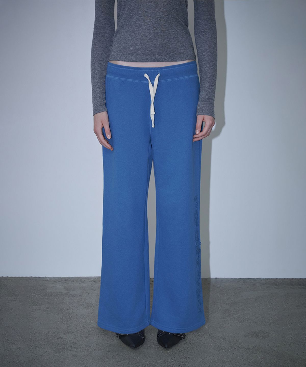 로타입(ROUGHTYPE) Slim Fit Applique Sweatpants - Blue