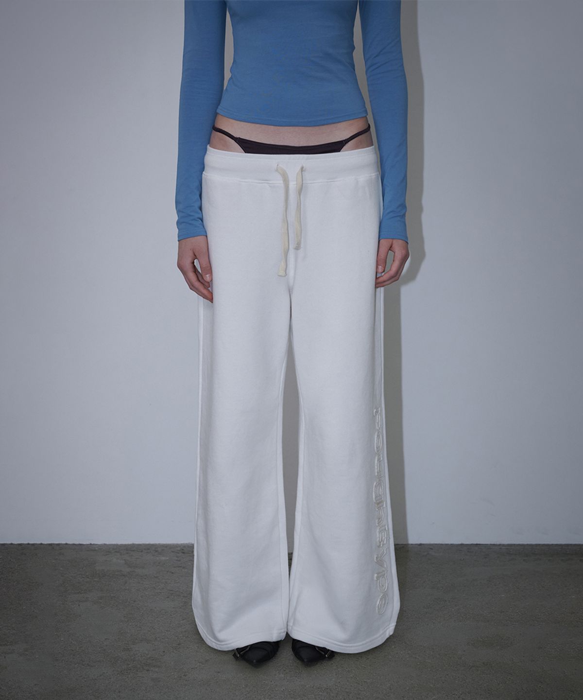 로타입(ROUGHTYPE) Slim Fit Applique Sweatpants - White