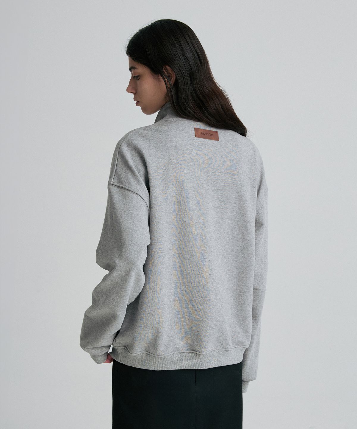 리이(RE RHEE) HALF-ZIP SWEATSHIRT