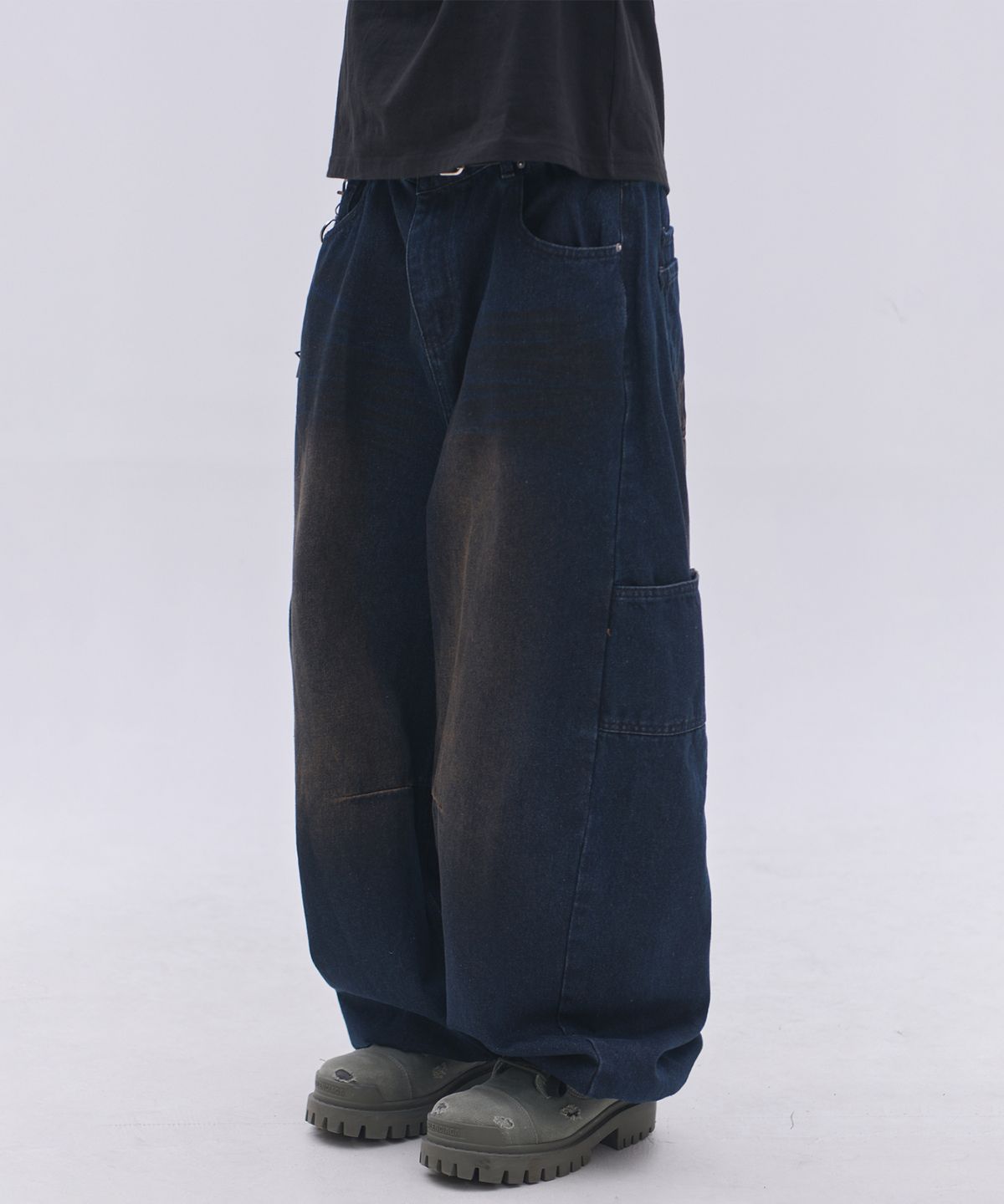 썸플레이스 맨(SOMEPLACE MAN) 빈티지 더티 워싱 디테일 스트레이트 와이드핏 벨티드 데님 팬츠_2COLOR