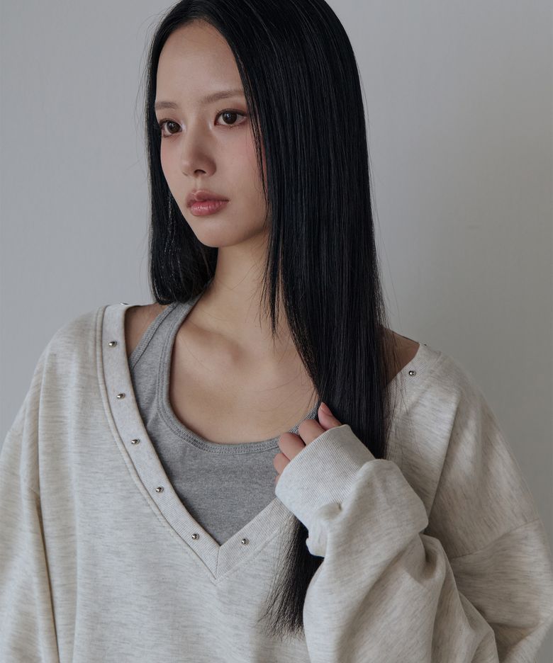 스터드 브이넥 스웻셔츠(오트밀)