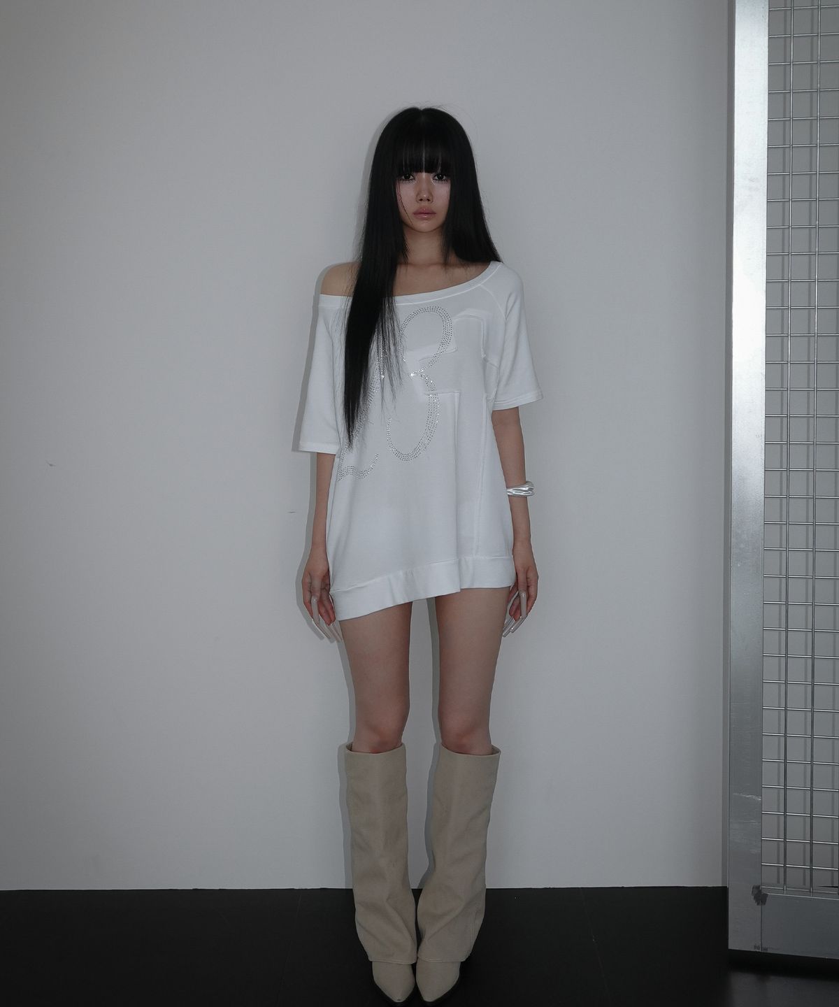 아야즈앤세이(AYASNSEY) 23T HOTFIX OFF SHOULDER T-SHIRTS