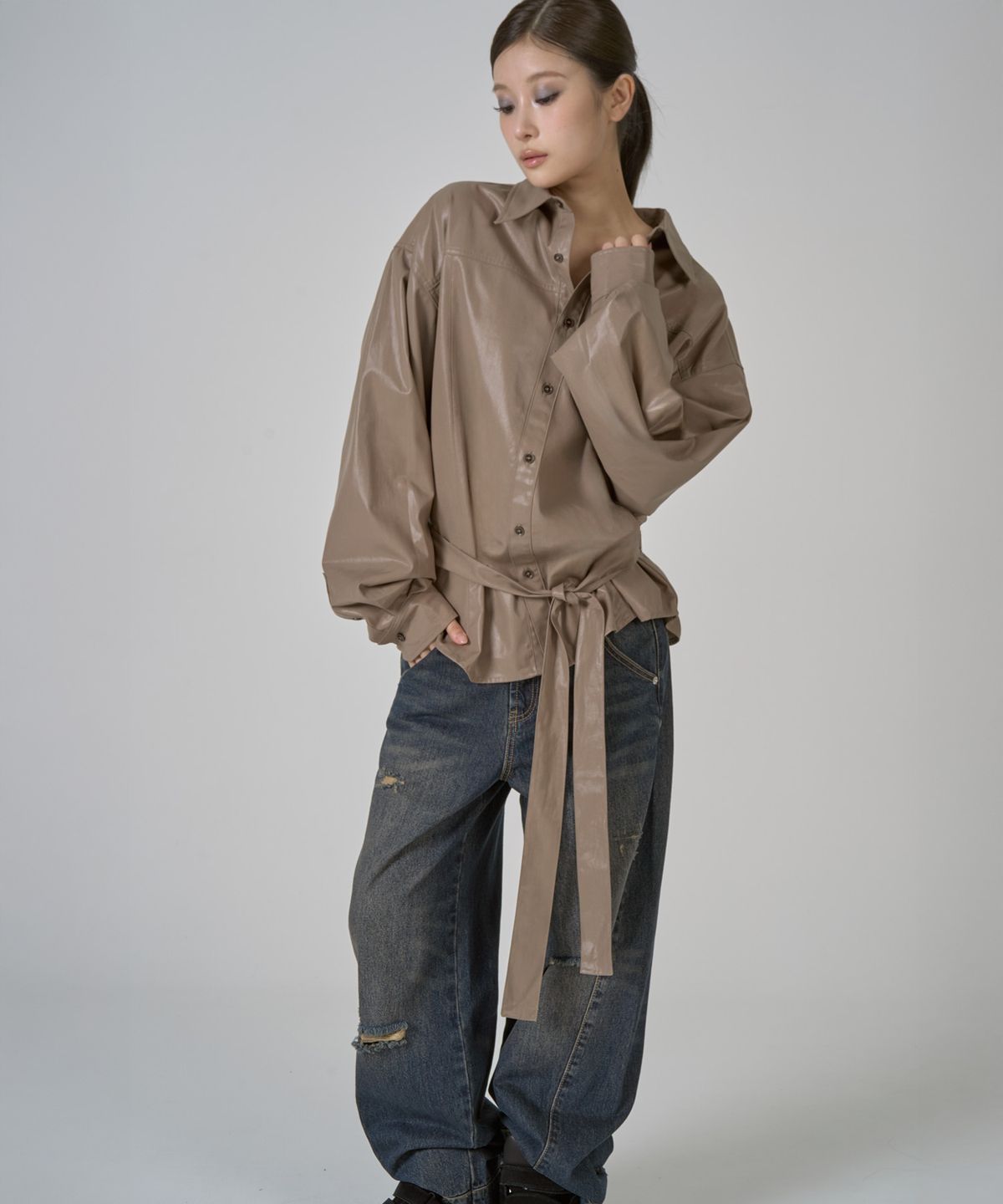 지제뮤지엄(ZIZEMUSEUM) OVERSIZED GLOSSY SHIRT JACKET (ASH BEIGE)