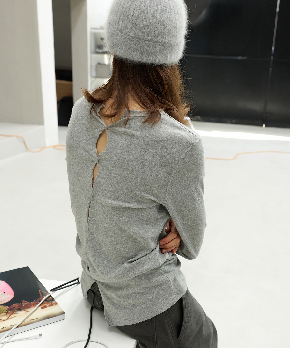 르바(LEVAR) Split Back T-shirt - Melange Grey