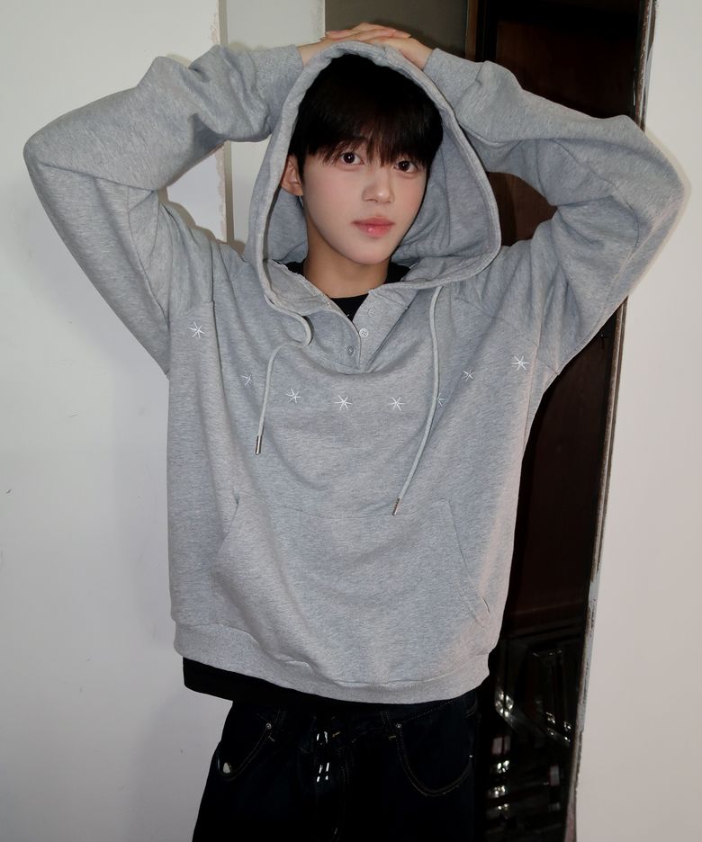 스타 자수 넥버튼 디테일 세미 크롭 오버핏 긴팔 후드 티셔츠_3COLOR