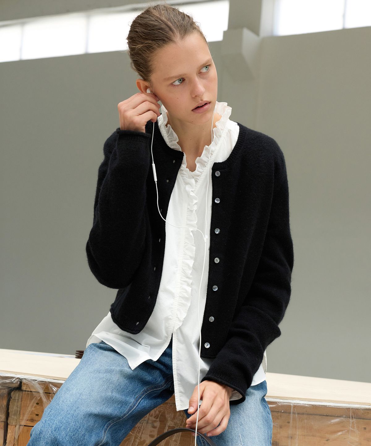 르바(LEVAR) Clean Edge Wool Cardigan - Black