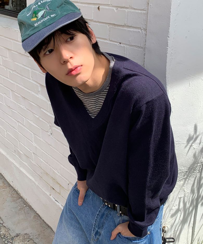스트라이프 레이어드 브이넥 니트 [네이비]