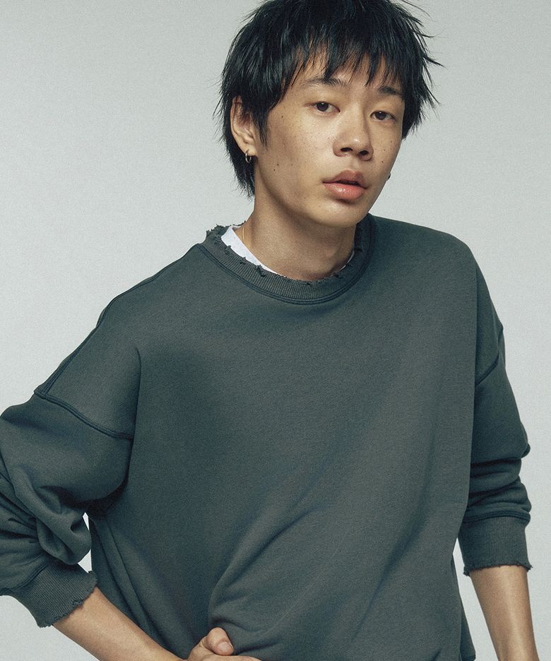 에센셜 워시드 크루넥 맨투맨 [차콜]