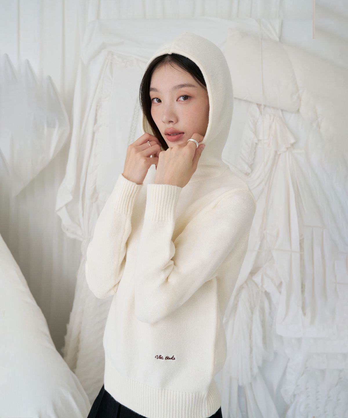 블레티(VLETI) Signature Embroidery Hood Knit (Cream)