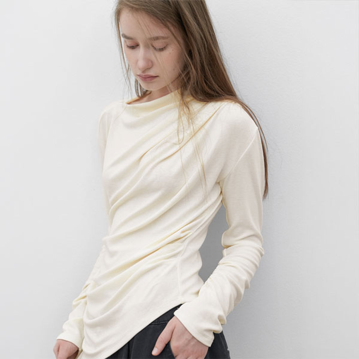 아틀리에 나인(ATELIER NAIN) (T-7275)SOFT SLIT NECK SHIRRING JERSEY TOP
