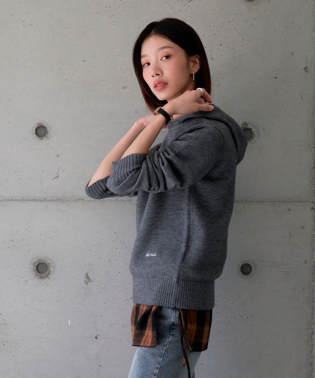 블레티(VLETI) Signature Embroidery Hood Knit (Gray)