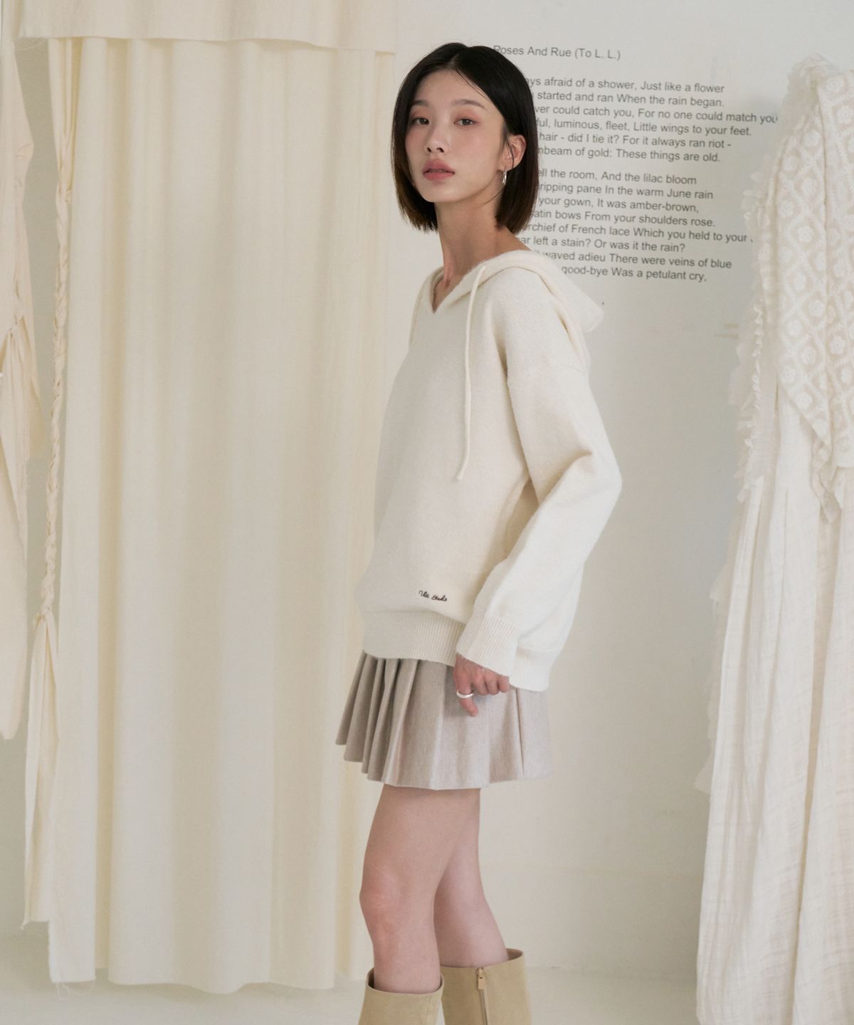 블레티(VLETI) Wool V-Neck Embroidered Hood Knit (Cream)