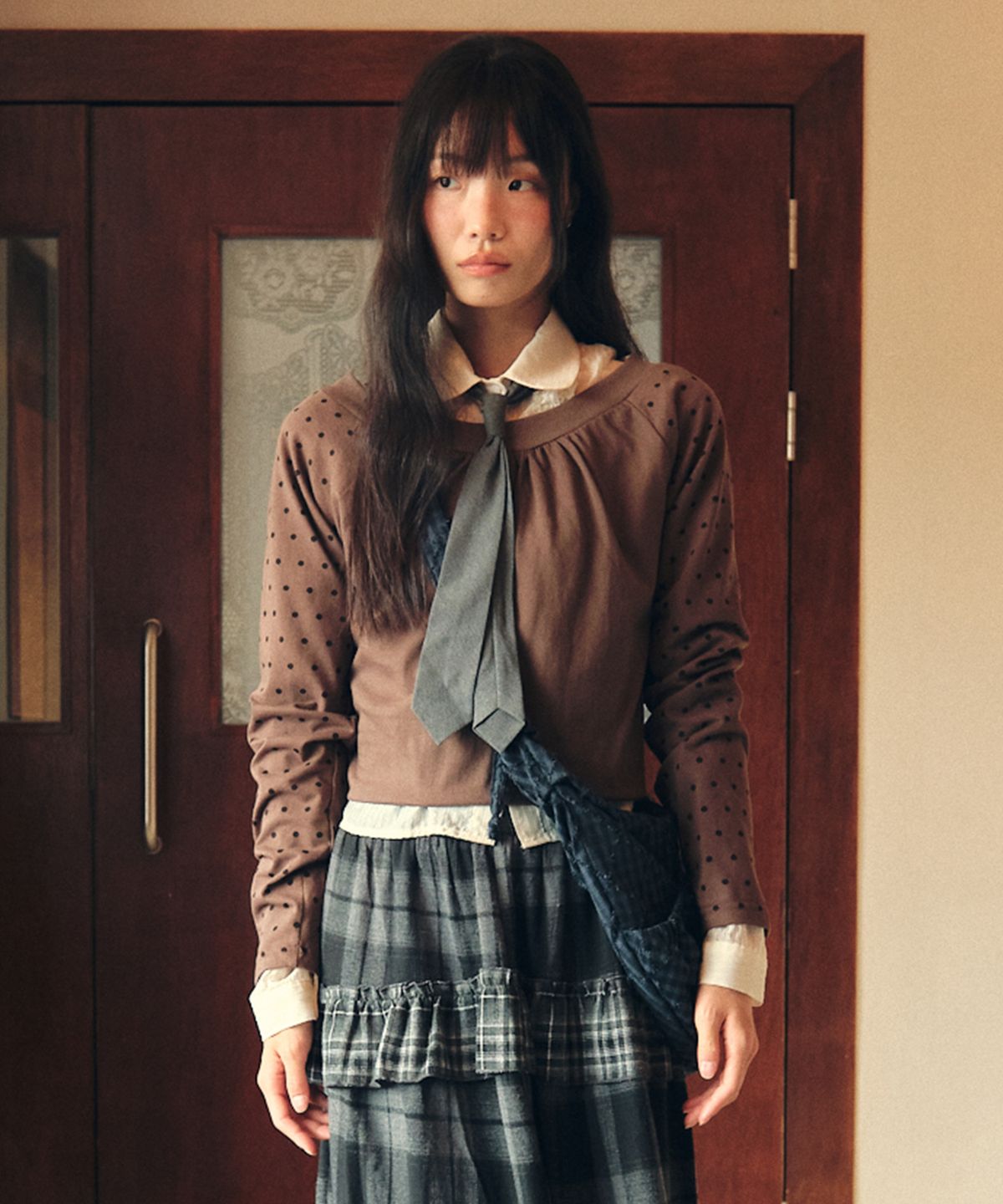 꼬모니노즈(COMONINOZ) W FRILL DOT OFF-SHOULDER T-SHIRT [BROWN]