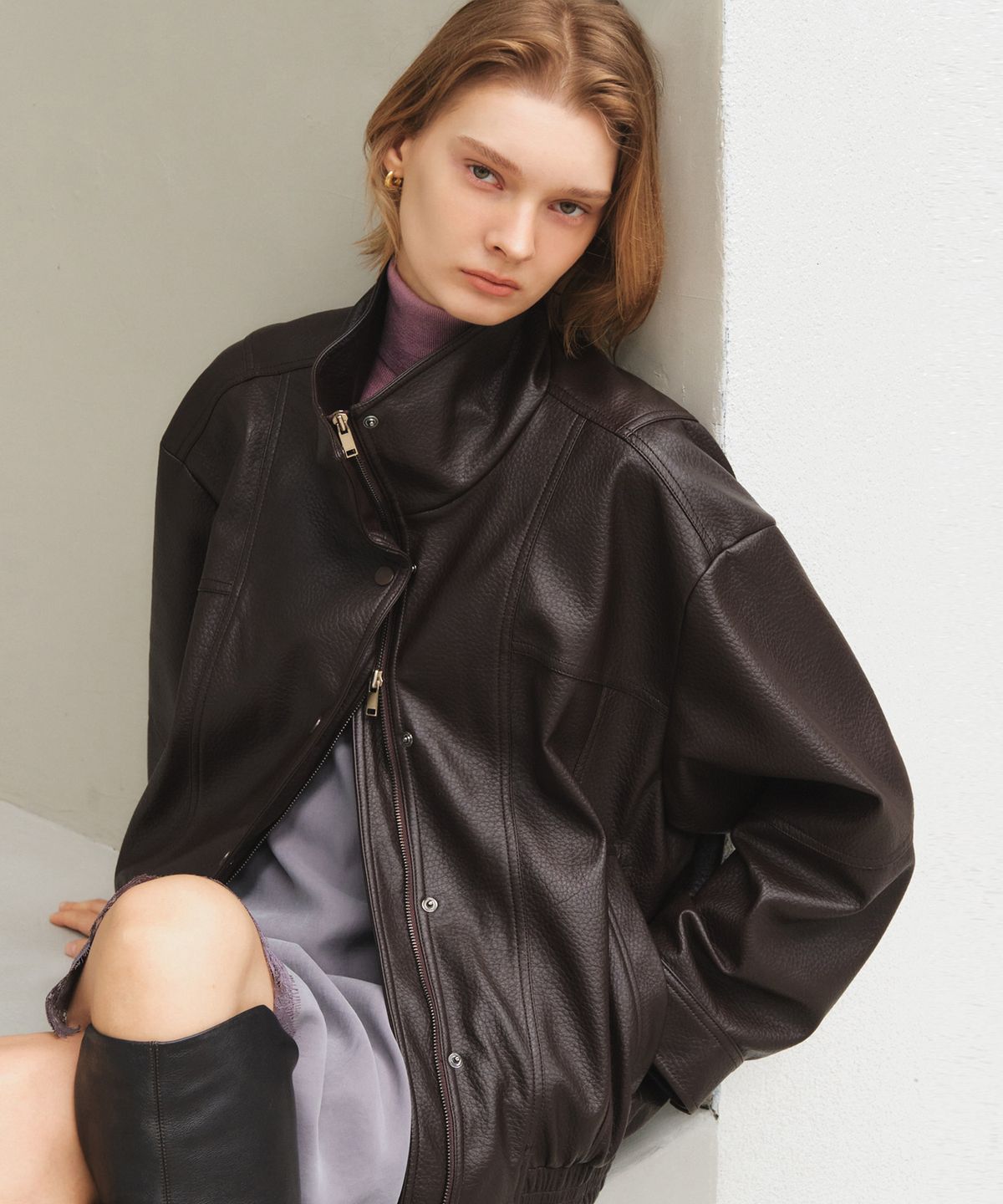 룩캐스트(LOOKAST) 레더 하이넥 점퍼_브라운 / LEATHER HIGH NECK JUMPER_BROWN