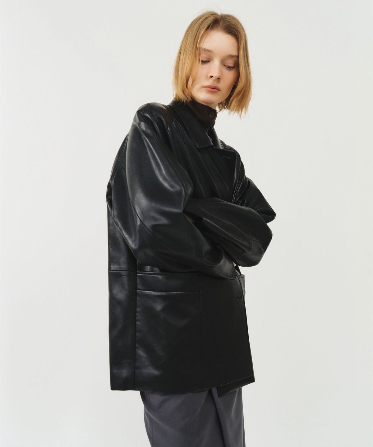 룩캐스트(LOOKAST) 비건 레더 셔링 자켓_블랙 / VEGAN LEATHER SHIRRING JACKET_BLACK