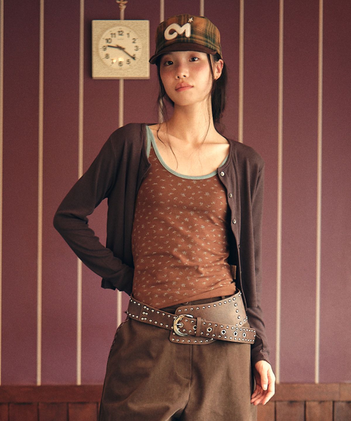꼬모니노즈(COMONINOZ) W SOLID ROUND NECK CARDIGAN [BROWN]