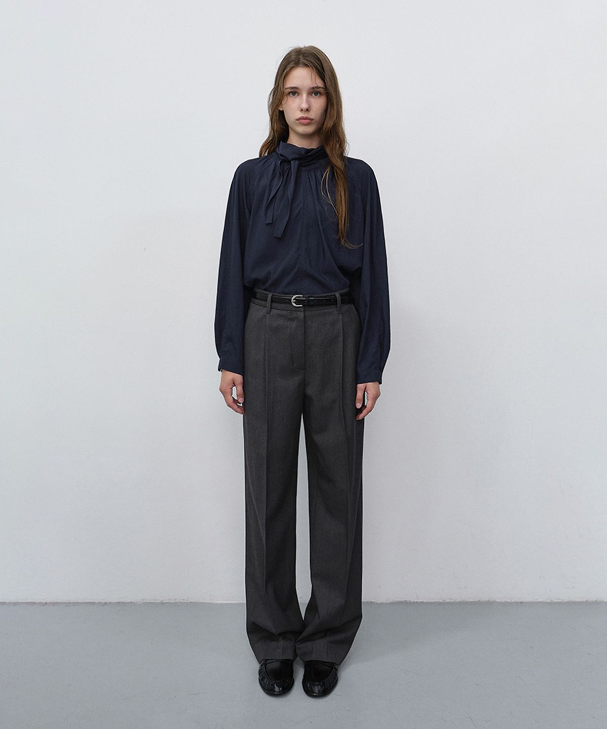 던스트(DUNST) PLEATED SEMI-WIDE SLACKS_UDPA6C202_CHARCOAL GREY