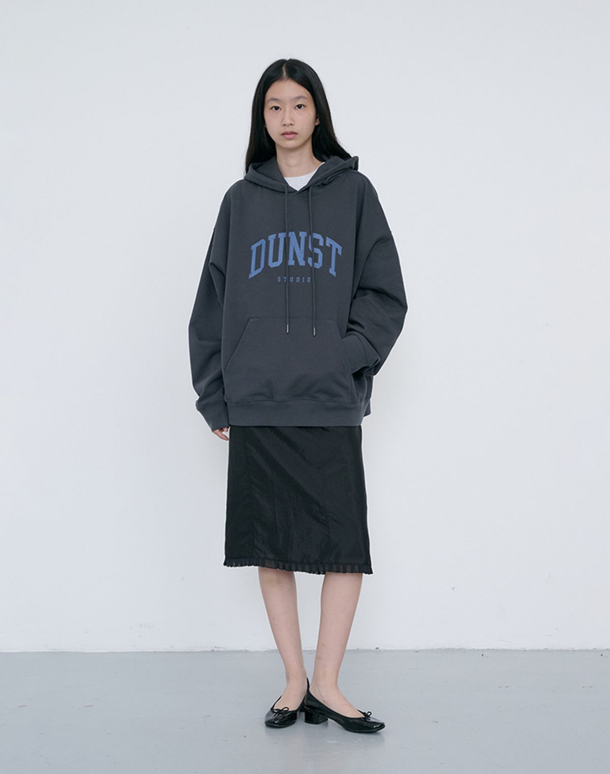 던스트(DUNST) UNISEX ARCH LOGO HOODIE_UDTS6C111_CHARCOAL GREY
