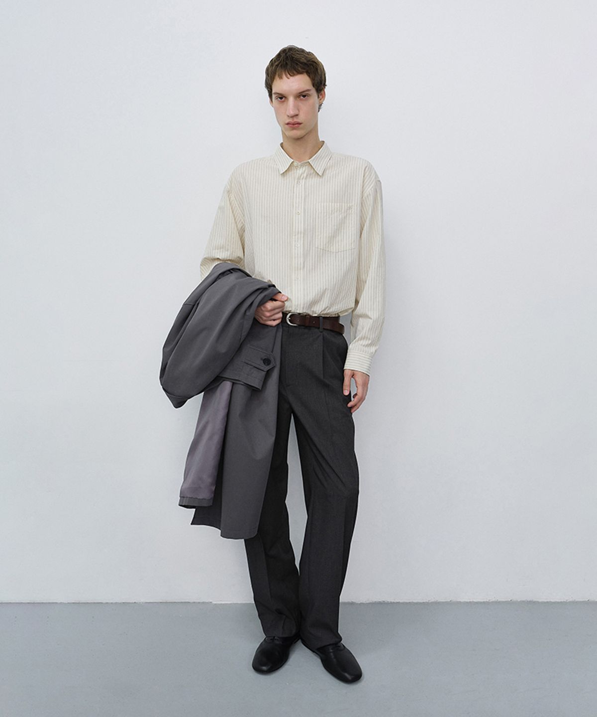 던스트 포 맨(DUNST FOR MEN) PLEATED SEMI-WIDE SLACKS_UDPA6C302_CHARCOAL GREY
