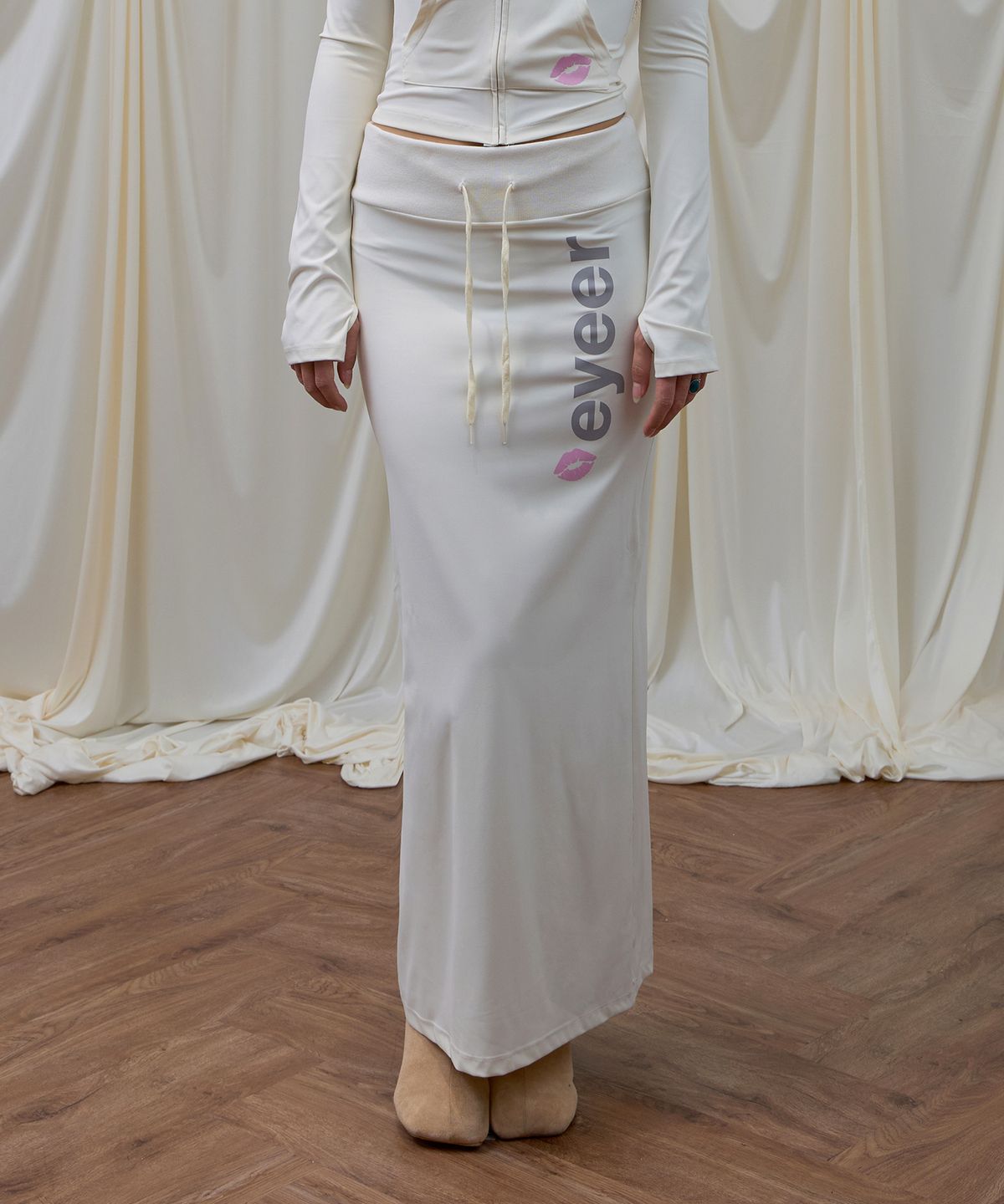 이와이이알(EYEER) Lip Graphic Slim Maxi Skirt - Cream