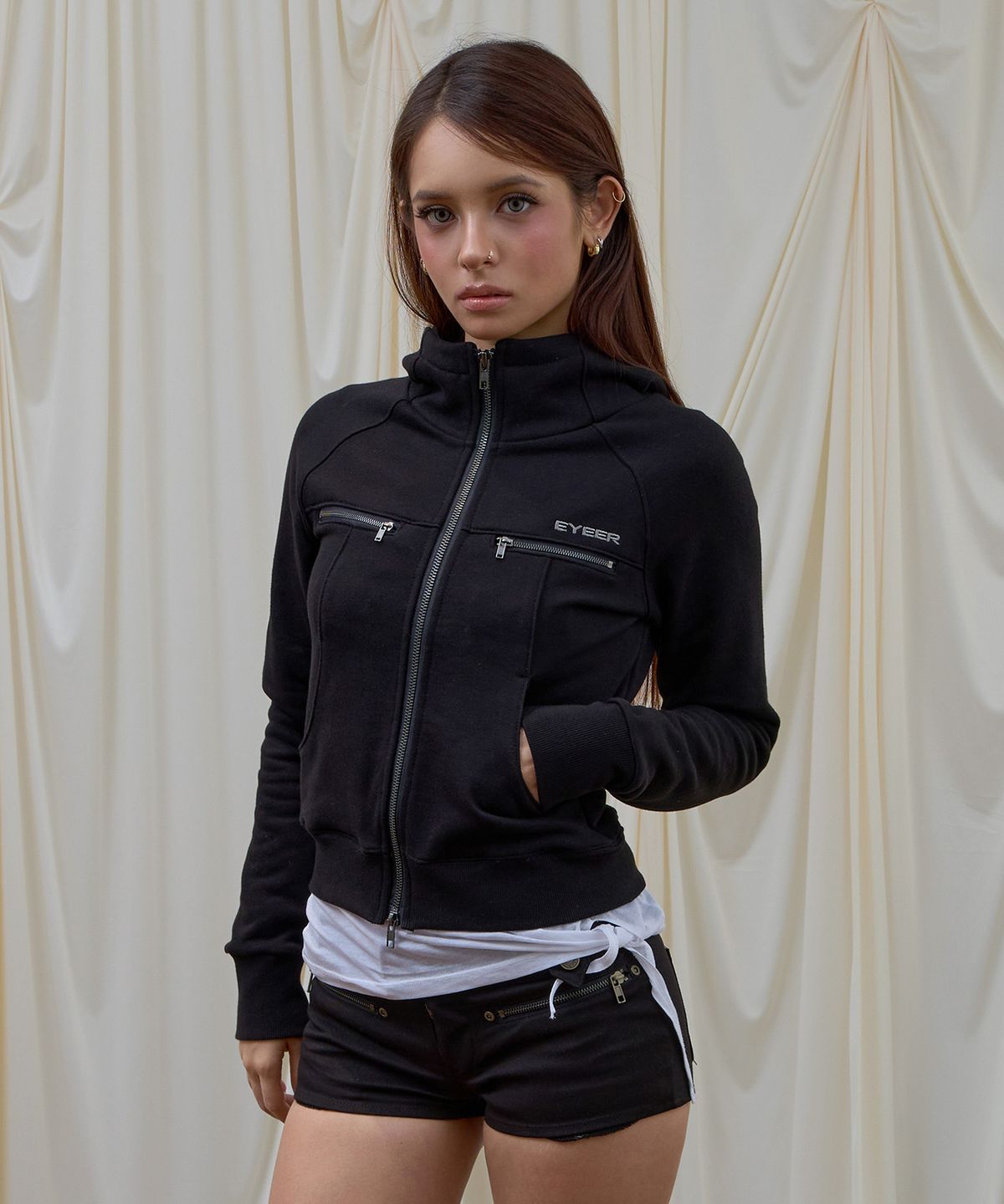 이와이이알(EYEER) Mock Neck Incision Hooded Zip-up - Black