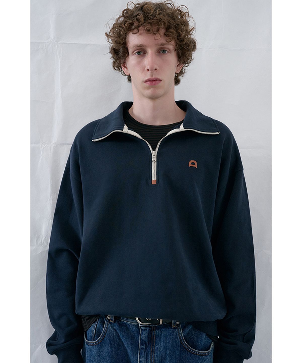 던스트 포 맨(DUNST FOR MEN) UNISEX LEATHER LOGO HALF ZIP-UP SWEATSHIRT_UDTS6C107_FRENCH NAVY