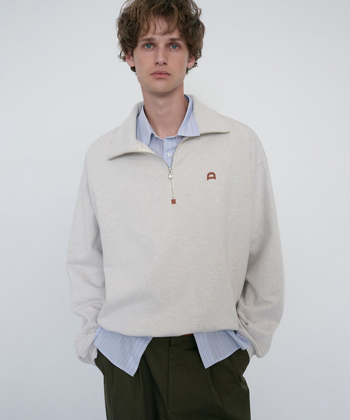 던스트 포 맨(DUNST FOR MEN) UNISEX LEATHER LOGO HALF ZIP-UP SWEATSHIRT_UDTS6C107_OATMEAL MELANGE