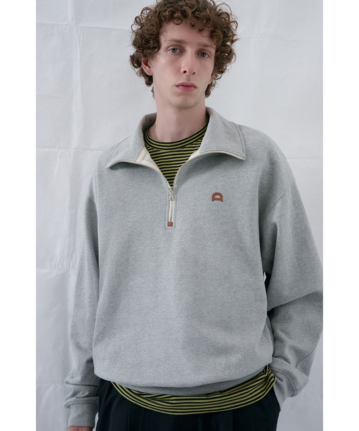 던스트 포 맨(DUNST FOR MEN) UNISEX LEATHER LOGO HALF ZIP-UP SWEATSHIRT_UDTS6C107_MELANGE GREY