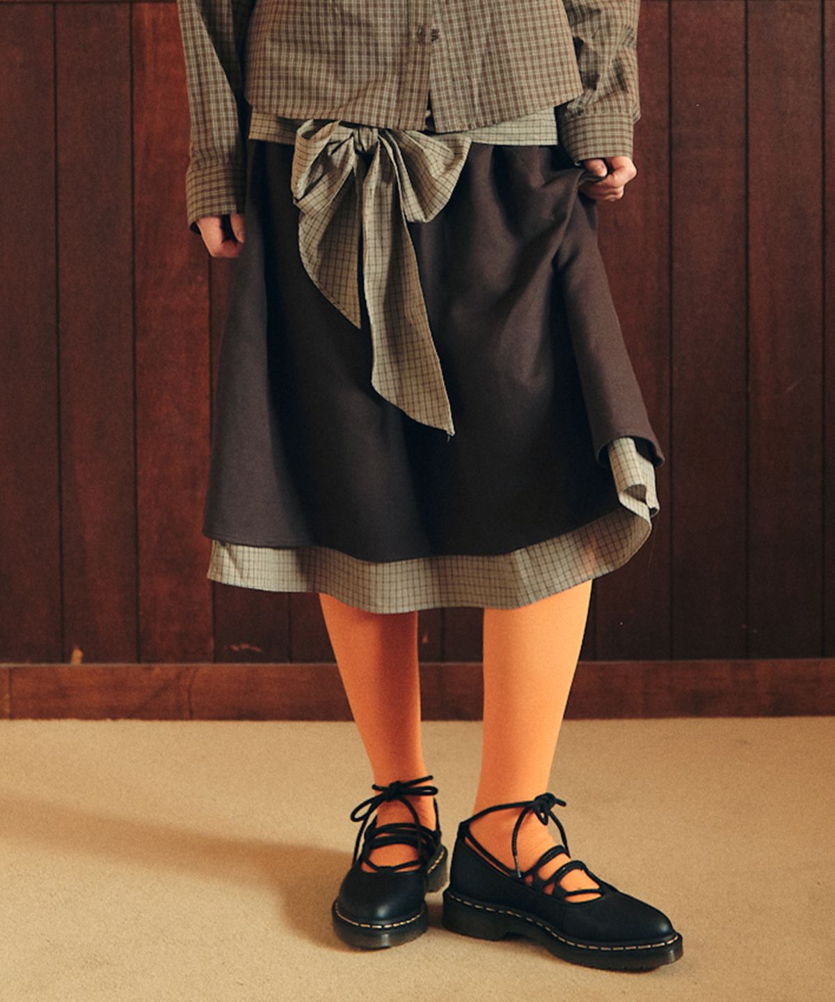 꼬모니노즈(COMONINOZ) W CHECK RIBBON SKIRT [BROWN]