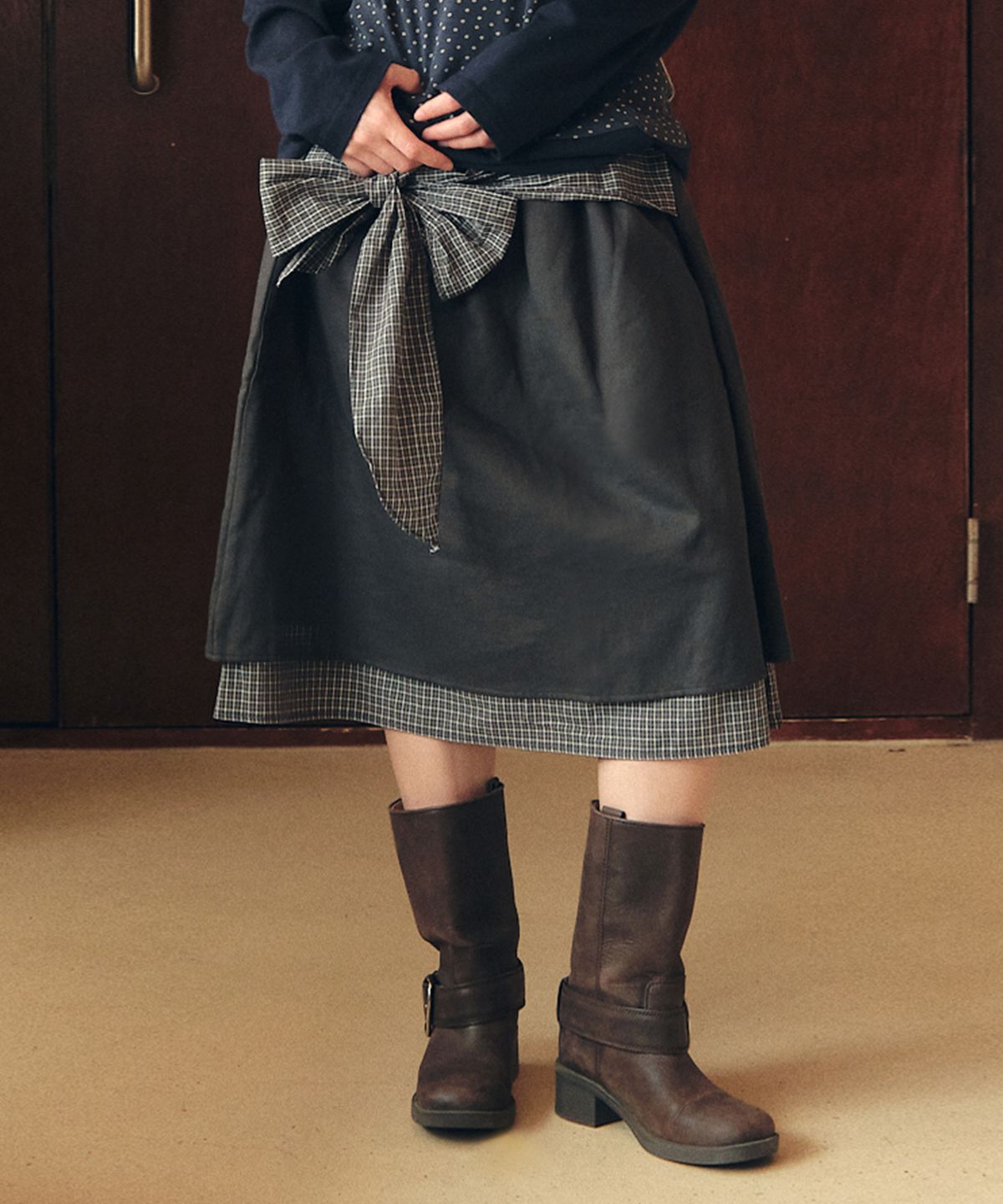 꼬모니노즈(COMONINOZ) W CHECK RIBBON SKIRT [DEEP GRAY]