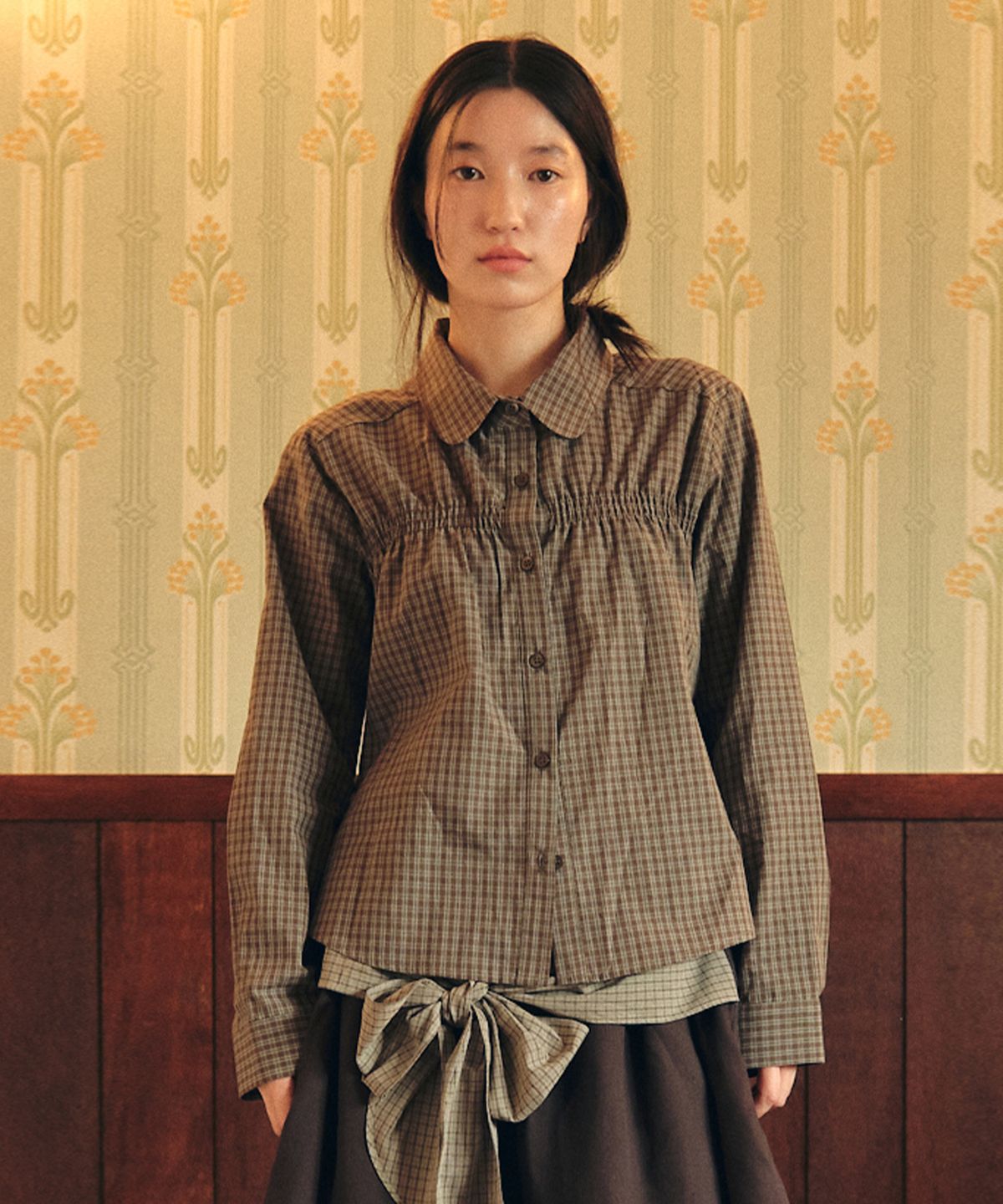 꼬모니노즈(COMONINOZ) W ROUND SMOCK BLOUSE [BROWN]