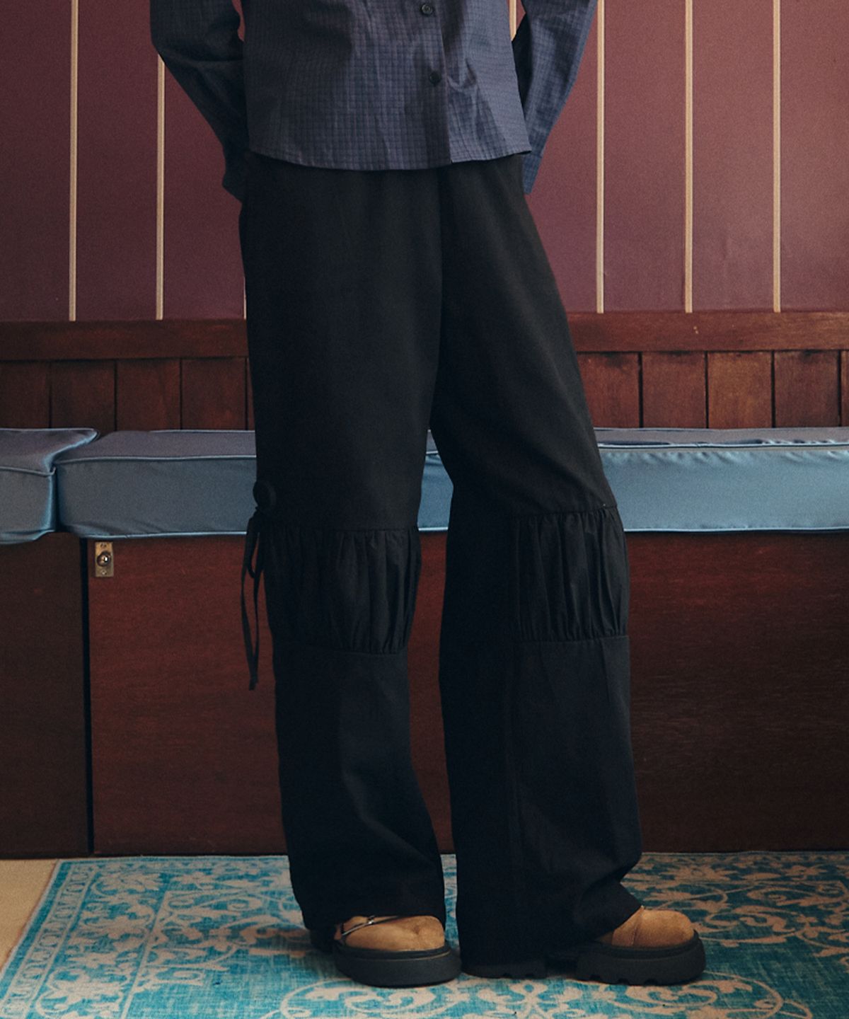 꼬모니노즈(COMONINOZ) W DETAIL SHIRRING PANTS [BLACK]