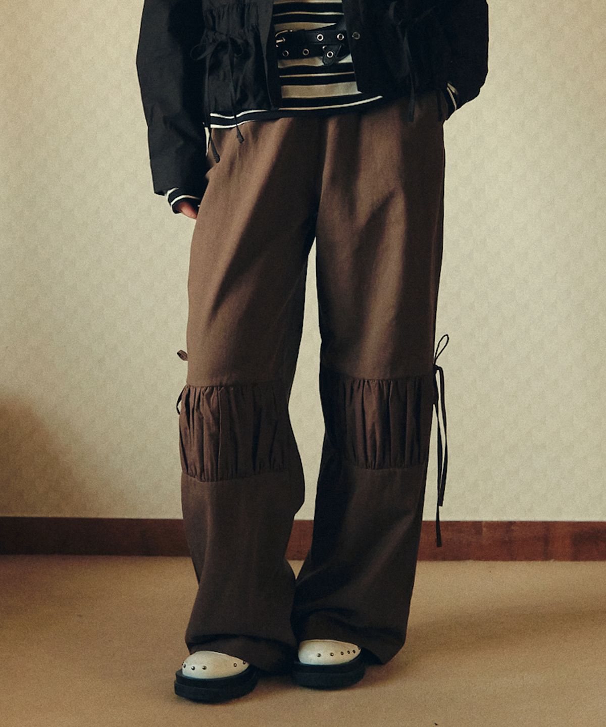 꼬모니노즈(COMONINOZ) W DETAIL SHIRRING PANTS [BROWN]