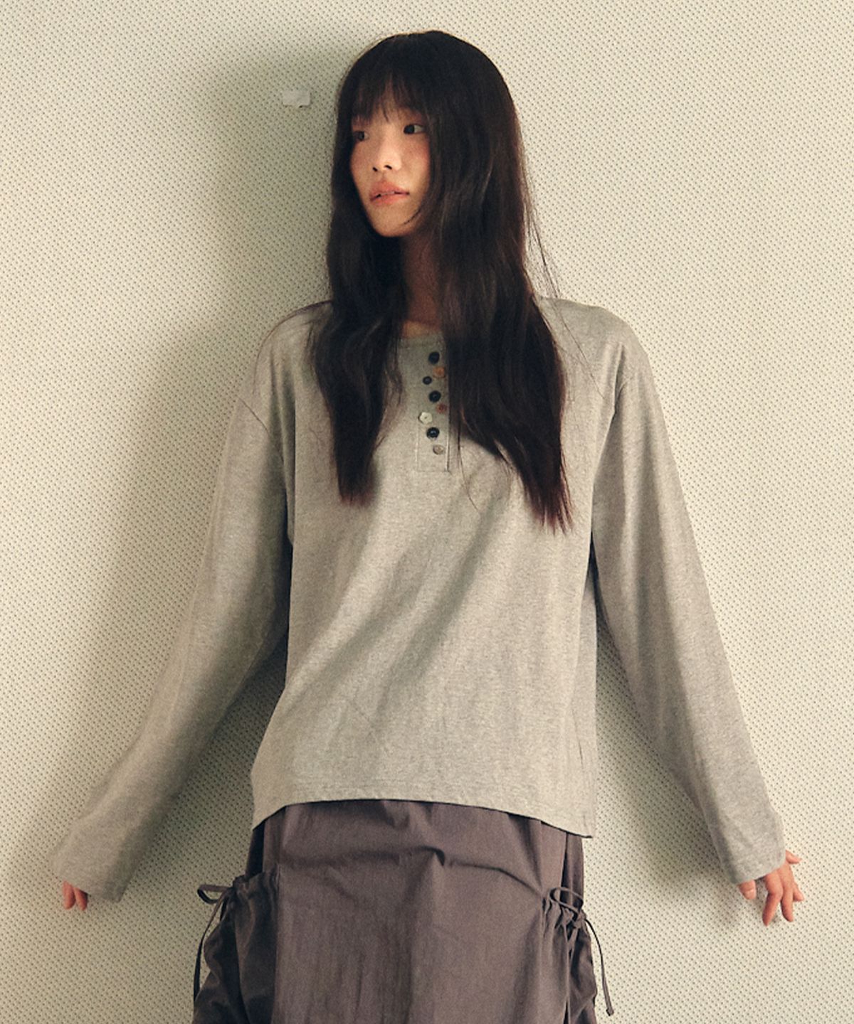 꼬모니노즈(COMONINOZ) W BUTTON POINT T-SHIRT [GRAY]