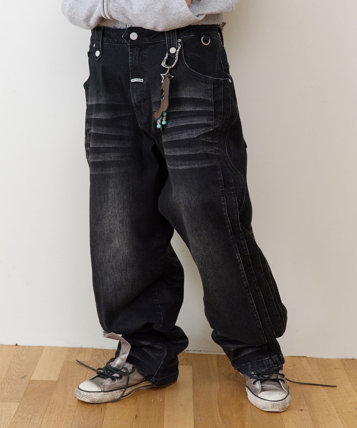 더바이닐하우스(THEVINYLHOUSE) PLEATED LINE DENIM PANTS BLACK