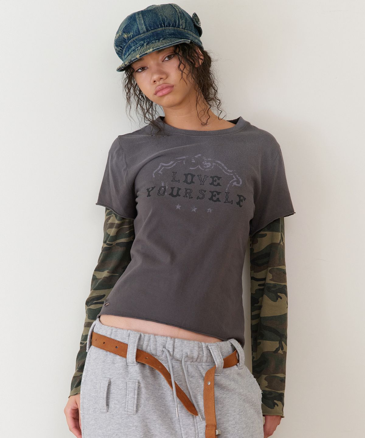 더바이닐하우스(THEVINYLHOUSE) YOURSELF LAYERED LS TEE CHARCOAL