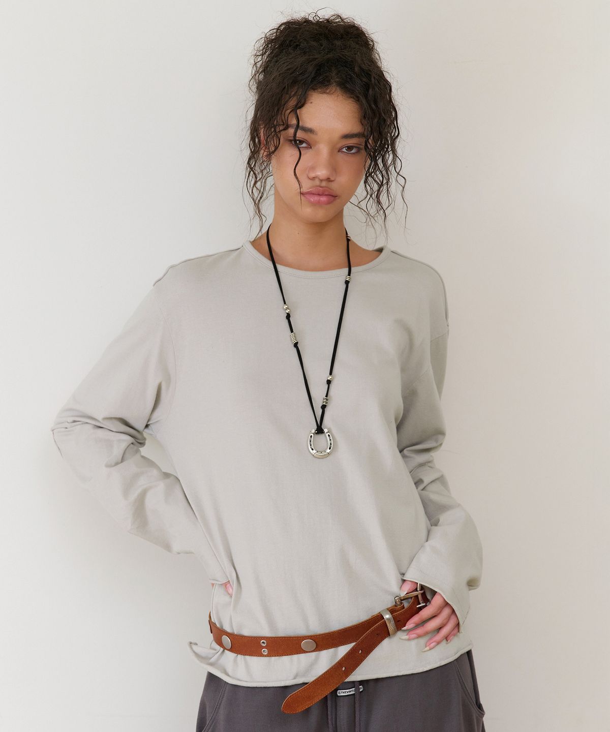 더바이닐하우스(THEVINYLHOUSE) CUT-OFF LAYERED LS TEE BEIGE