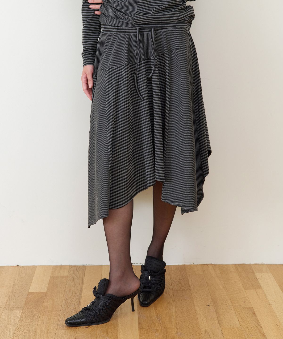 더바이닐하우스(THEVINYLHOUSE) TWISTED DRAPE SKIRT(W) BLACK